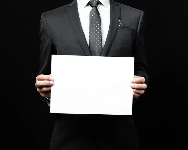 Hombre de negocios sosteniendo un papel — Foto de Stock