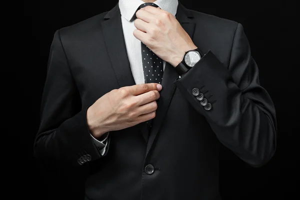 Hombre de traje sobre fondo negro — Foto de Stock