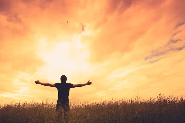 Silueta de hombre y sol — Foto de Stock