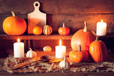 mutfak aksesuarları ile ahşap bir masa üzerinde kabaklar