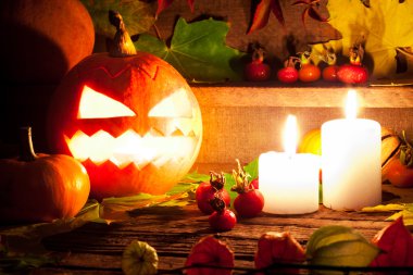 Ahşap masa arka plan üzerinde Halloween kabaklar