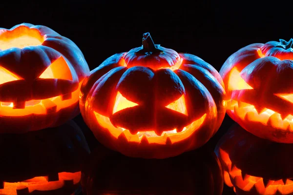 Halloween - abóbora terrível em fundo preto — Fotografia de Stock