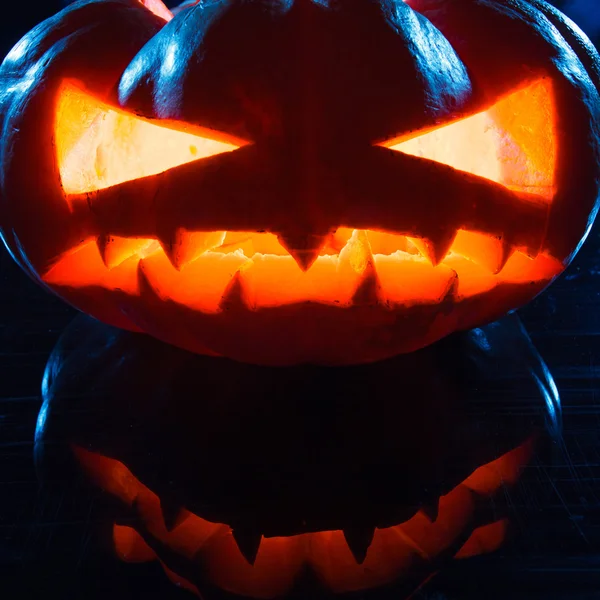 Halloween - abóbora terrível em fundo preto — Fotografia de Stock