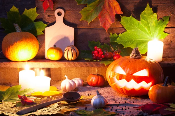 Halloween cabeça de abóbora no fundo de madeira — Fotografia de Stock