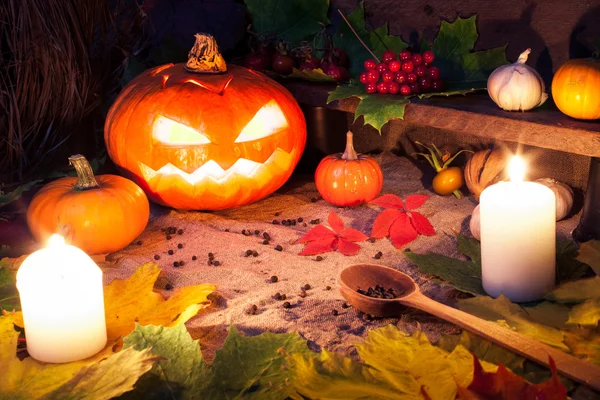 Halloween cabeça de abóbora no fundo de madeira — Fotografia de Stock