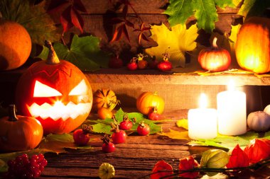 Ahşap masa arka plan üzerinde Halloween kabaklar