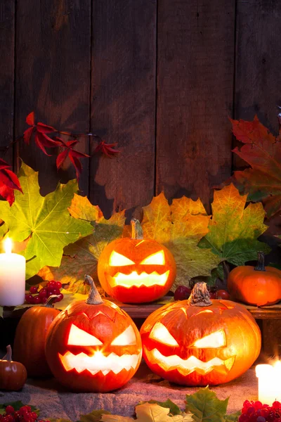 Halloween cabeça de abóbora no fundo de madeira — Fotografia de Stock