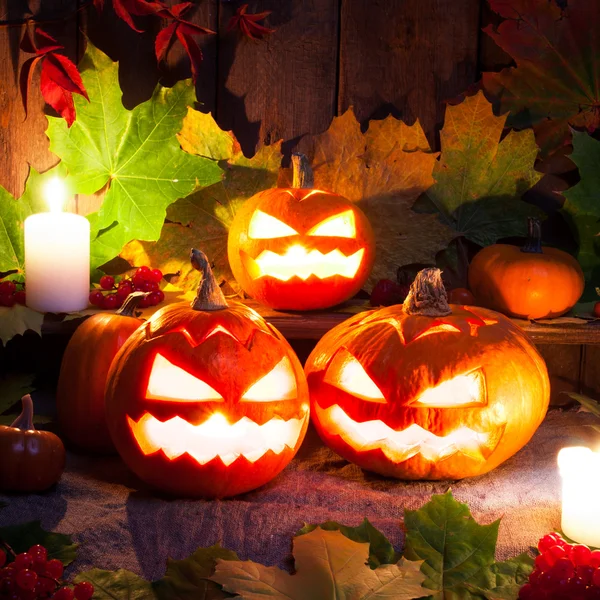 Abóboras de Halloween no fundo da mesa de madeira — Fotografia de Stock