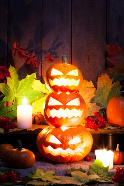 Halloween cabeça de abóbora no fundo de madeira — Fotografia de Stock