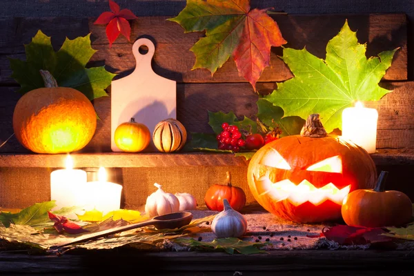 Abóboras de Halloween no fundo da mesa de madeira — Fotografia de Stock