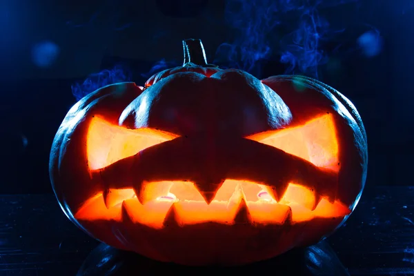 Abóbora halloween com luz de velas — Fotografia de Stock