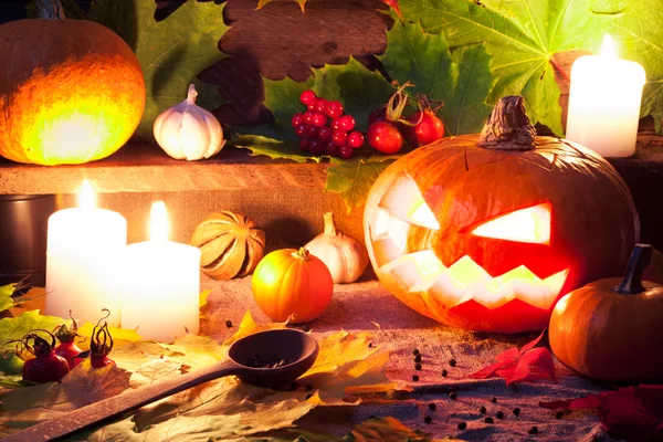 Halloween cabeça de abóbora no fundo de madeira — Fotografia de Stock