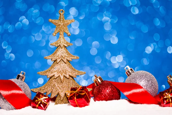 Noel süs glitter arka plan üzerinde karda