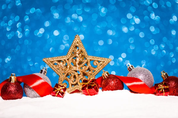 Adorno de Navidad en la nieve sobre fondo de brillo — Foto de Stock