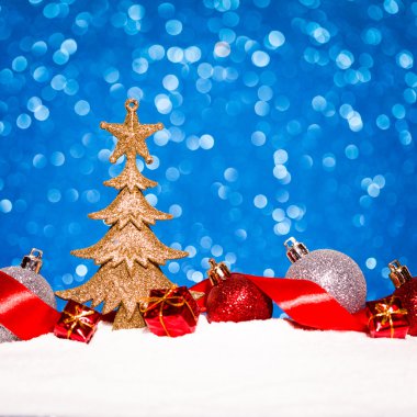 Noel süs glitter arka plan üzerinde karda