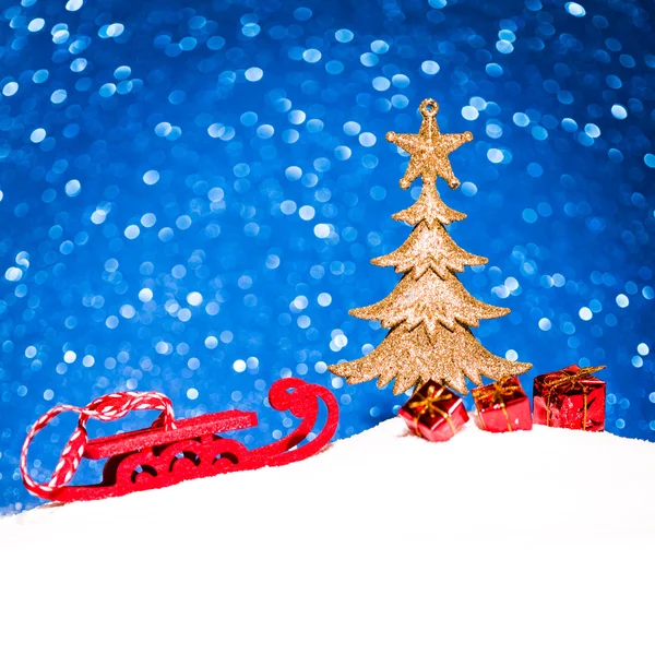 Ornement de Noël dans la neige sur fond de paillettes — Photo