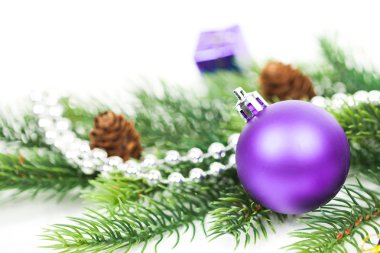 Noel topları ve çam dalları dekorasyon ile