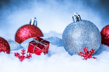 Noel süs glitter arka plan üzerinde karda