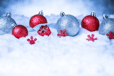 Noel süs glitter arka plan üzerinde karda