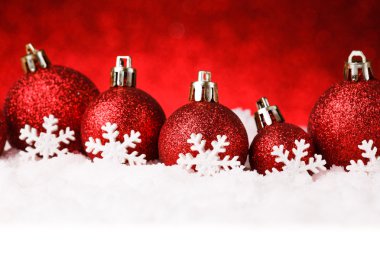 kar üzerinde kırmızı Noel topları