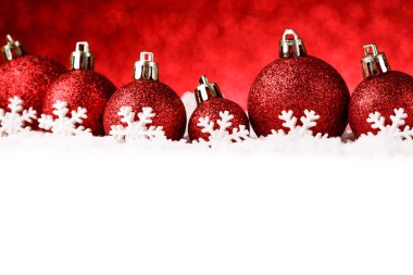 birçok Noel topları karda