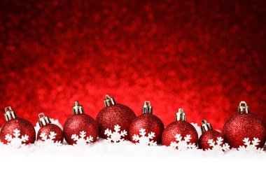 kar üzerinde kırmızı Noel topları