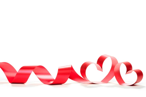 Красная лента сердца на белом фоне — стоковое фото