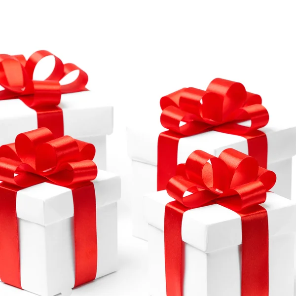 Witte geschenkdoos met rood lint strik — Stockfoto