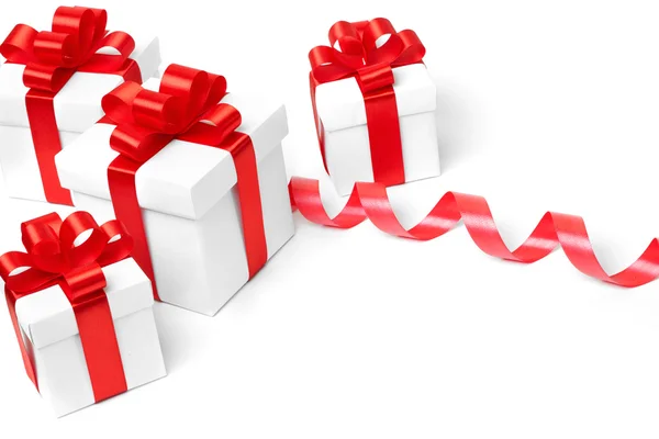 Λευκό κουτί δώρου με κόκκινη κορδέλα φιόγκο — Φωτογραφία Αρχείου