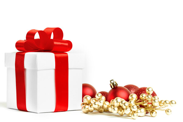 Рождественский подарок с красными шариками
