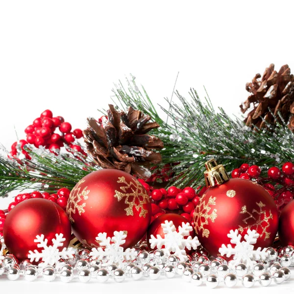 Červené vánoční strom a koule na bílém pozadí — Stock fotografie