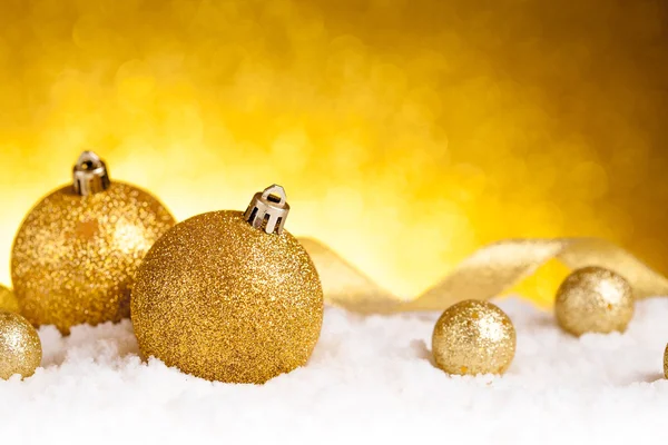 Goldene Weihnachtskugel — Stockfoto