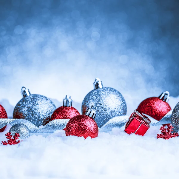 Adorno de Navidad en la nieve sobre fondo de brillo — Foto de Stock