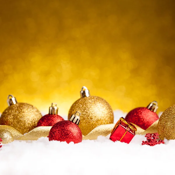 Beaucoup de boules colorées de décoration de Noël — Photo