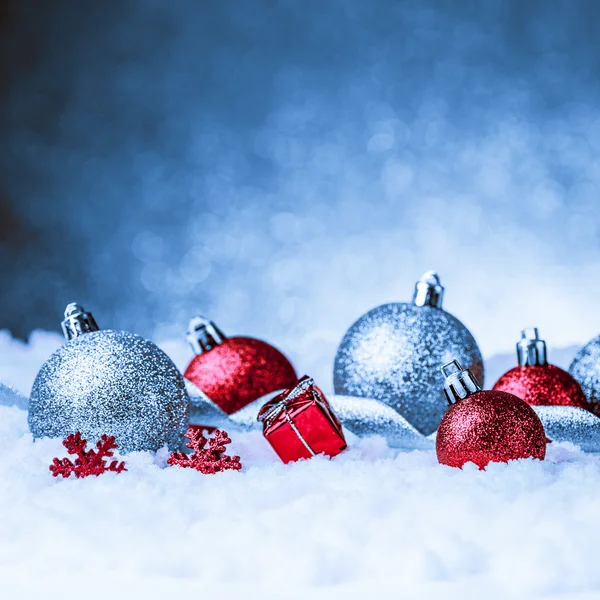 Kerst ornament in sneeuw op glitter achtergrond — Stockfoto