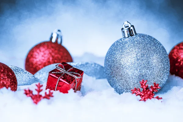 Christmas ornament i snö på glitter bakgrund — Stockfoto