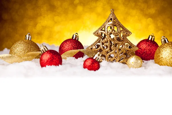 Decorazione dorata dell'abete di Natale con oro e ornamenti rossi — Foto Stock