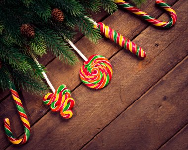 Mutlu Noeller. Ahşap şeker ile Noel süsler