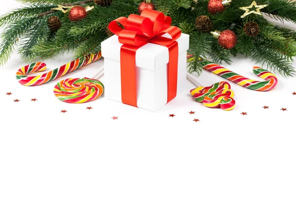 Noel ağacı ve şeker ile hediye — Stok fotoğraf