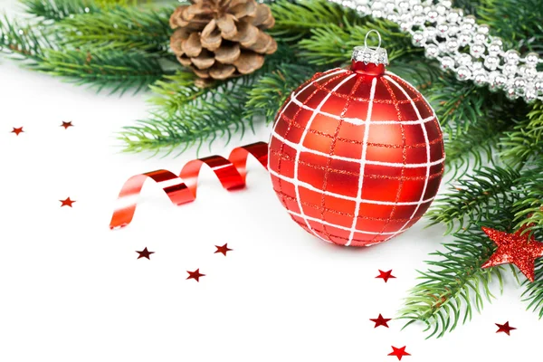 Bola de Navidad y ramas de abeto con decoraciones — Foto de Stock