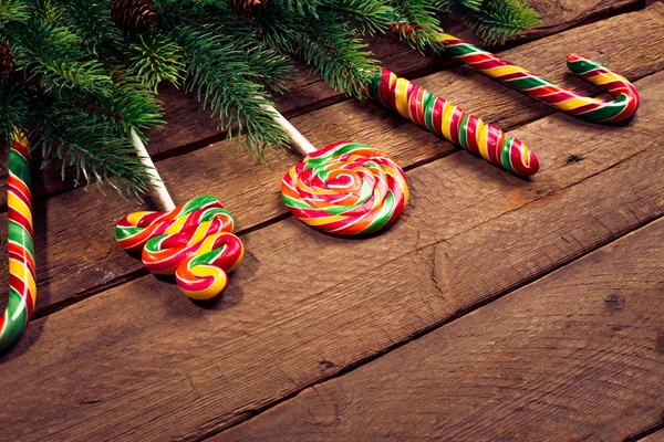 Frohe Weihnachten. Weihnachtsschmuck auf Holz mit Süßigkeiten — Stockfoto