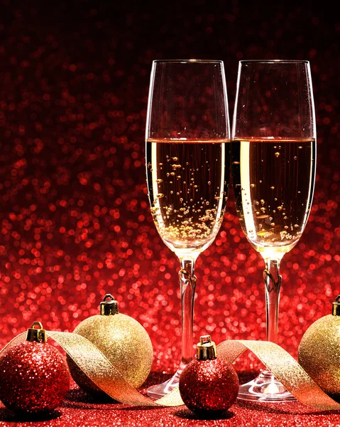 Zwei Gläser Champagner bereit für die Weihnachtsfeier — Stockfoto