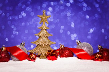 Noel süs glitter arka plan üzerinde karda