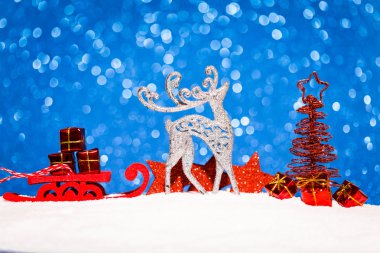 Noel süs glitter arka plan üzerinde karda
