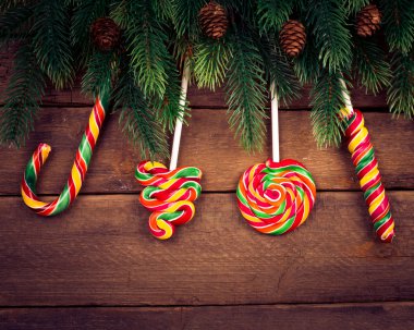 Mutlu Noeller. Ahşap şeker ile Noel süsler