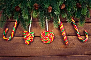 Mutlu Noeller. Ahşap şeker ile Noel süsler