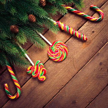 Mutlu Noeller. Ahşap şeker ile Noel süsler