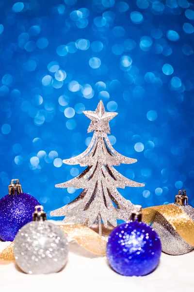 キラキラ青い背景上にクリスマス ツリー ストックフォト