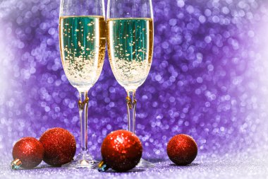 iki bardak şampanya yılbaşı kutlama için hazır