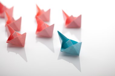 Kağıt gemi beyaz zemin üzerine